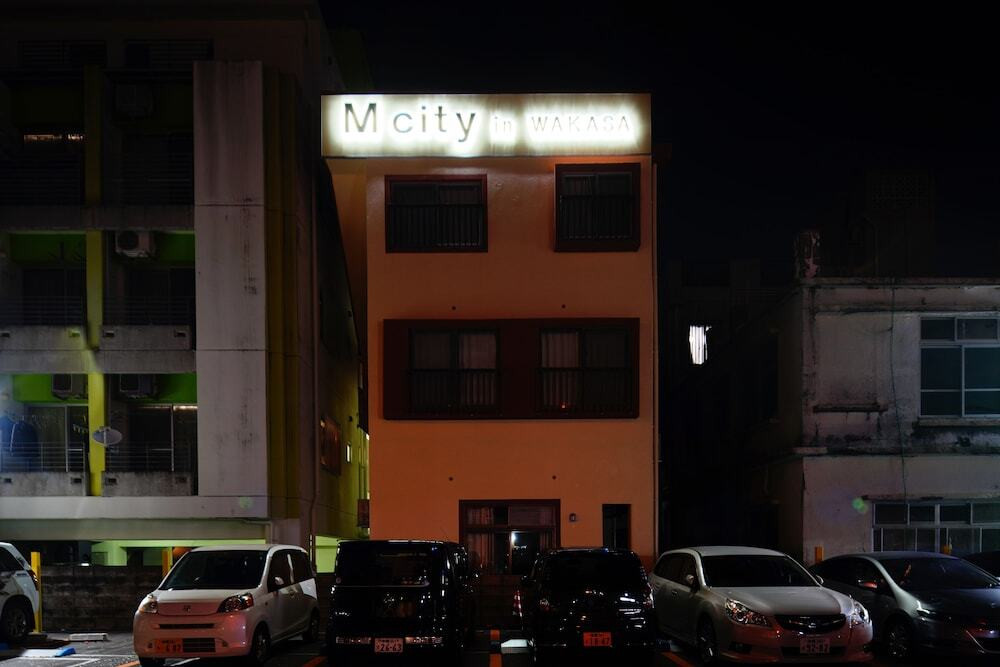 施設の正面 (日没後)