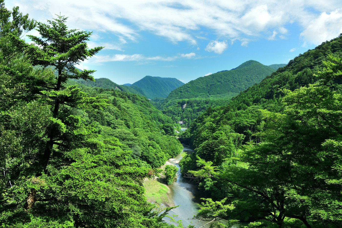 夏の那須塩原の山々と那珂川