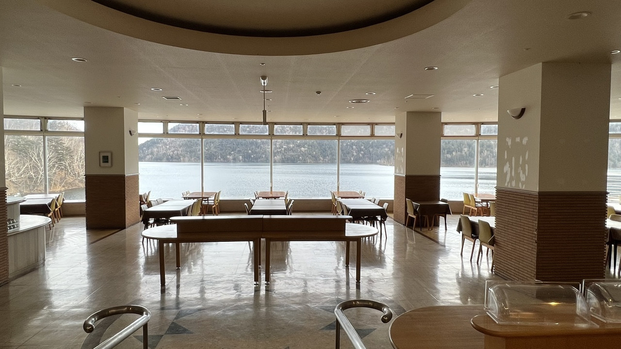 湖を見渡す開放的なロビー