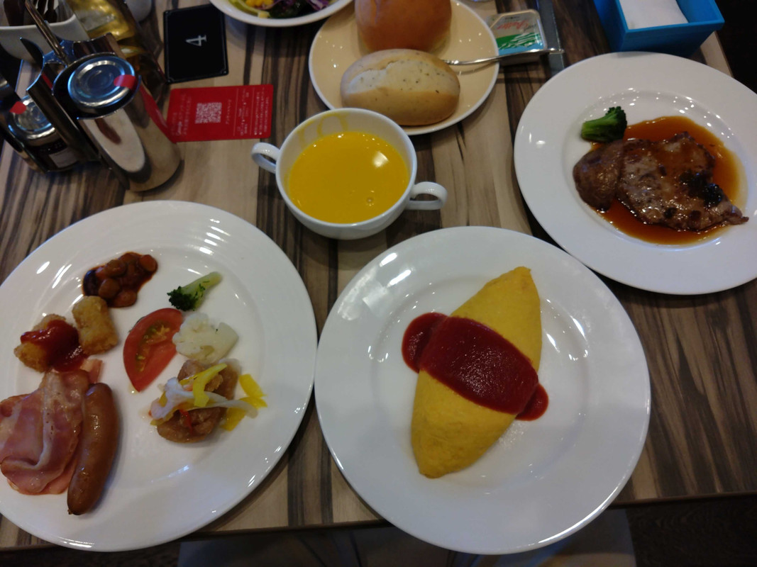 豪華な朝食、モーニングステーキもあり！