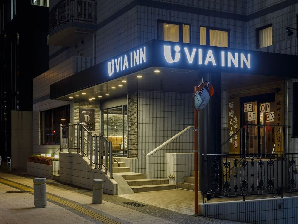 施設の正面 (日没後)