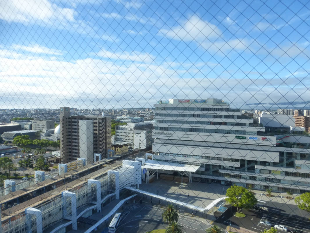 泊まった１４階南側向き部屋の窓からの眺め