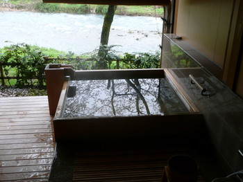 「金沢犀川温泉 川端の湯宿 滝亭」 内観 11669455 客室露天風呂　