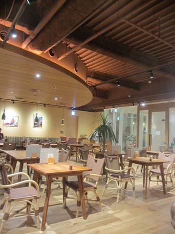 「ハーベステラス  品川店」内観 1034763 天井の高い店内