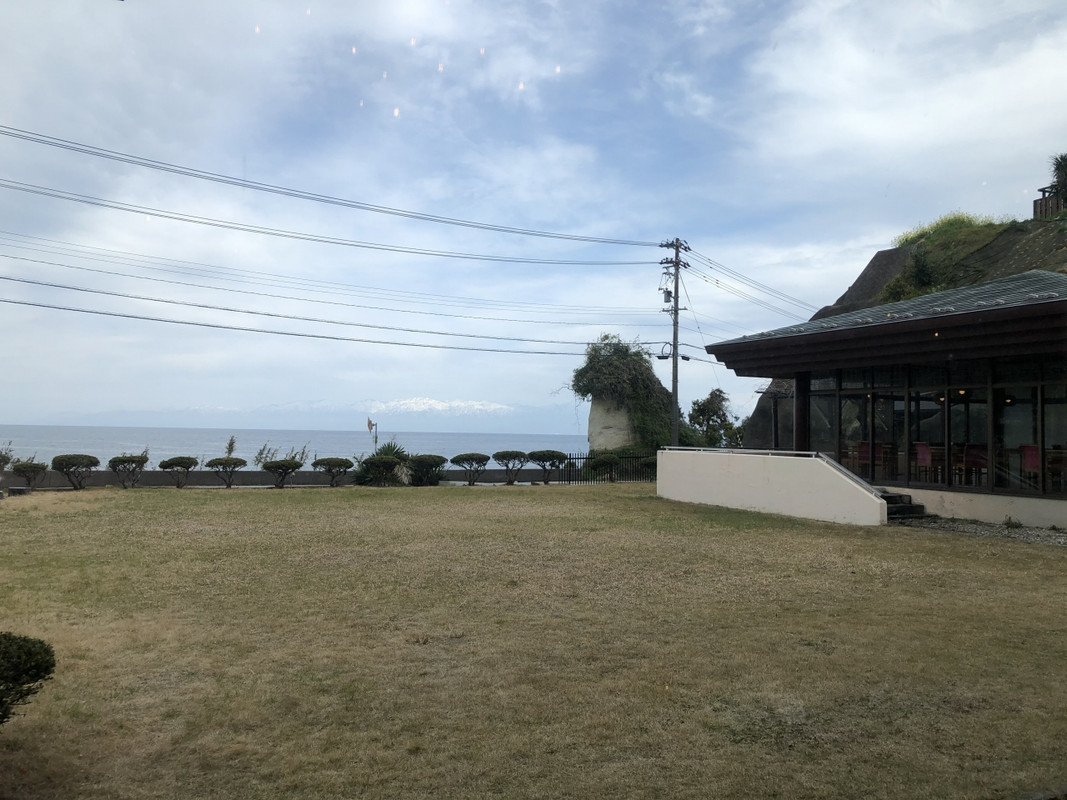 ロビーから見える海