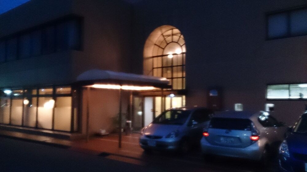 施設の正面 (日没後)