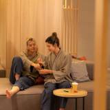 館内着を着てくつろぐ様子 / 5