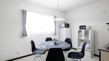 客室内のダイニングエリア / 24