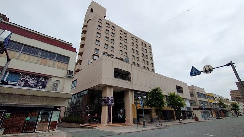 駅から4分、３F以上がホテルです