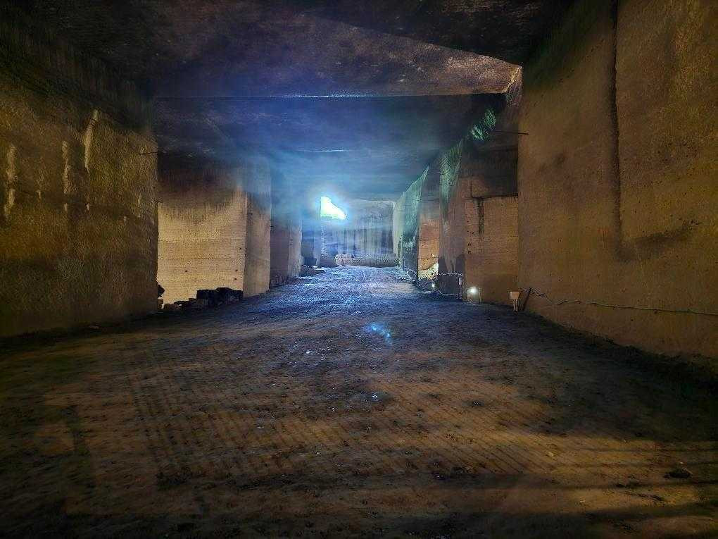 宇都宮市の「大谷資料館」は、大谷石採掘の歴史を学べるスポット。ライトアップされた地下採掘場跡は、まるで映画やゲームの世界のよう。ホテルからのアクセスは車で1時間ほど / 1