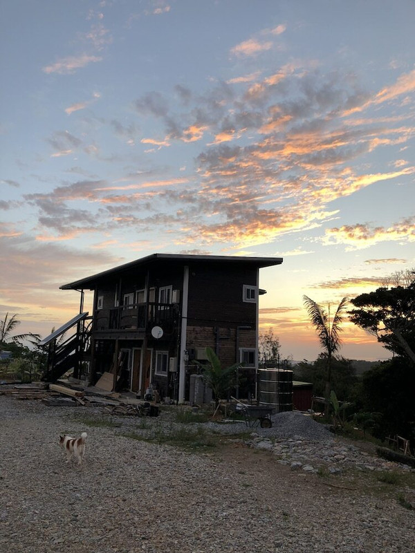 施設の正面 (日没後)