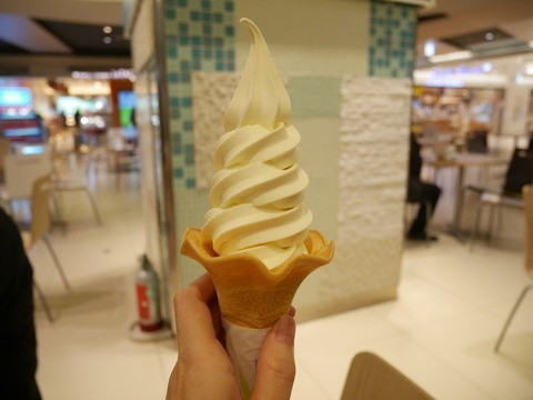 「ノーザンホースパーク」内にはレストランやカフェ、売店もあり。ソフトクリームも♪ / 4