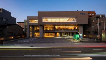 施設の正面 (日没後) / 1