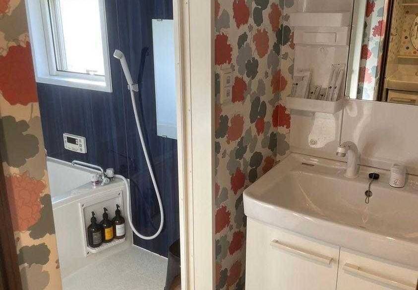 トレーラーハウスの浴室一例 / 1