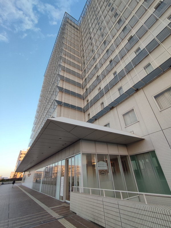 病院みたいな外観をしています