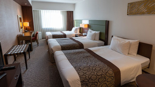 デラックス ルーム シングルベッド 3 台 喫煙可