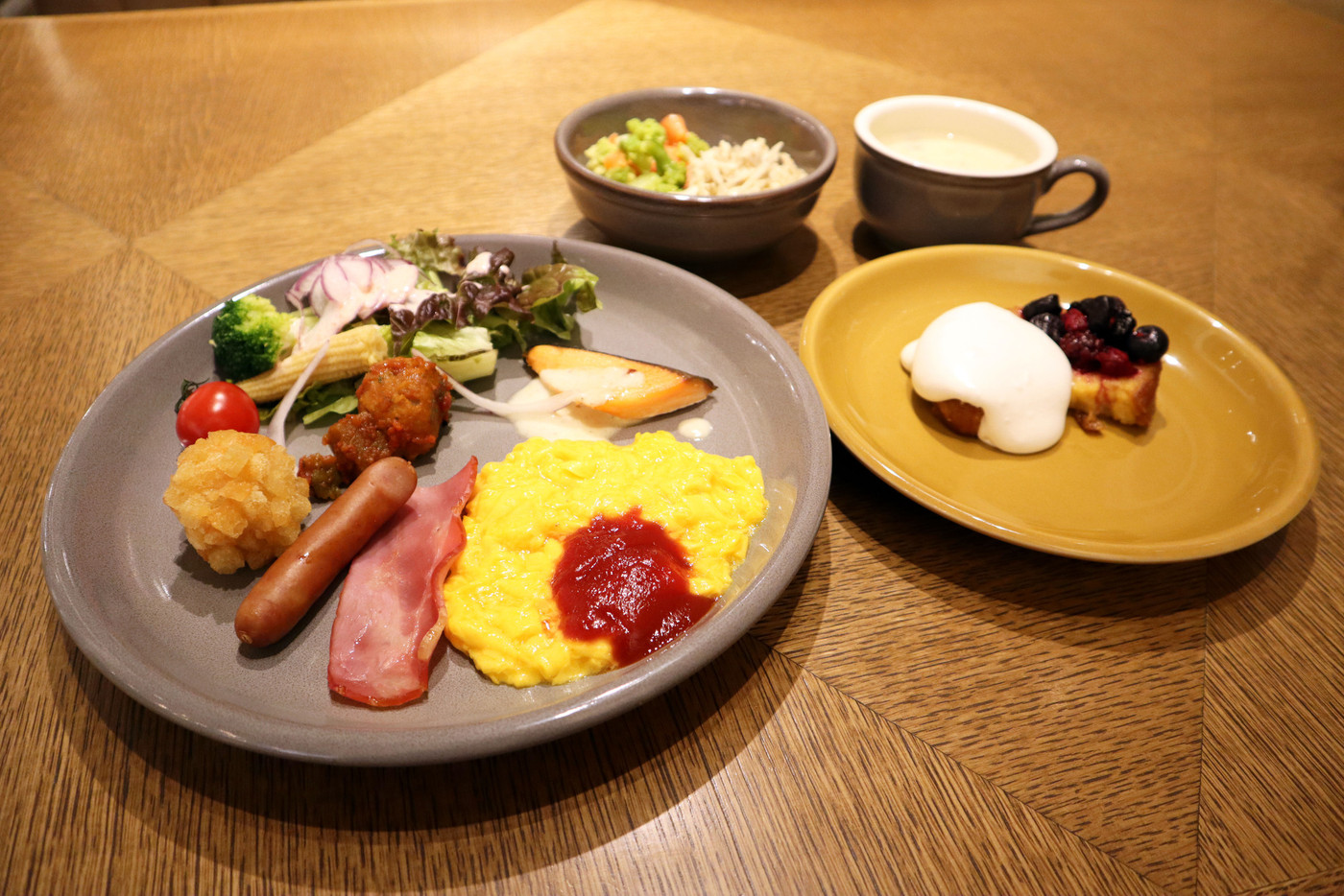 ホテル1階で、洋食と中華の朝食ビュッフェを2009373