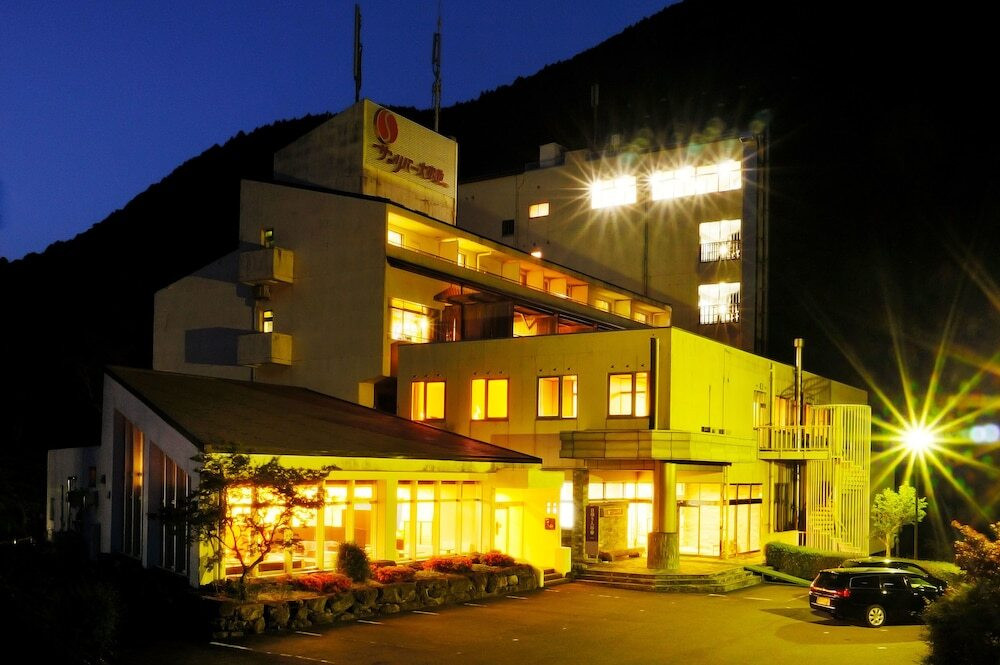 施設の正面 (日没後)