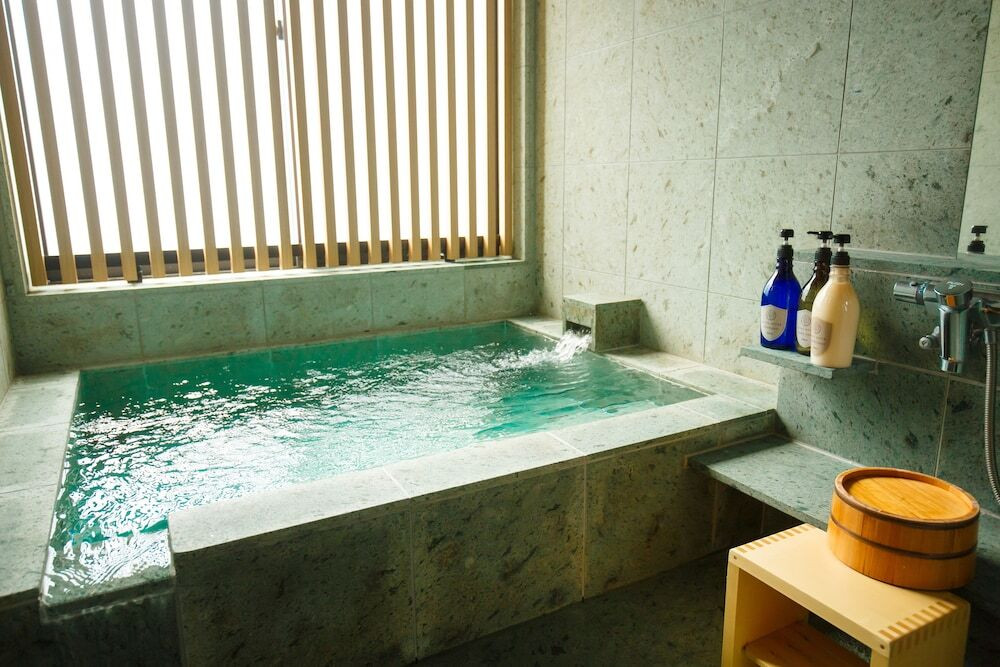 箱根湯本駅からすぐの好ロケーション♪箱根の名産・寄木細工が堪能できる4262473