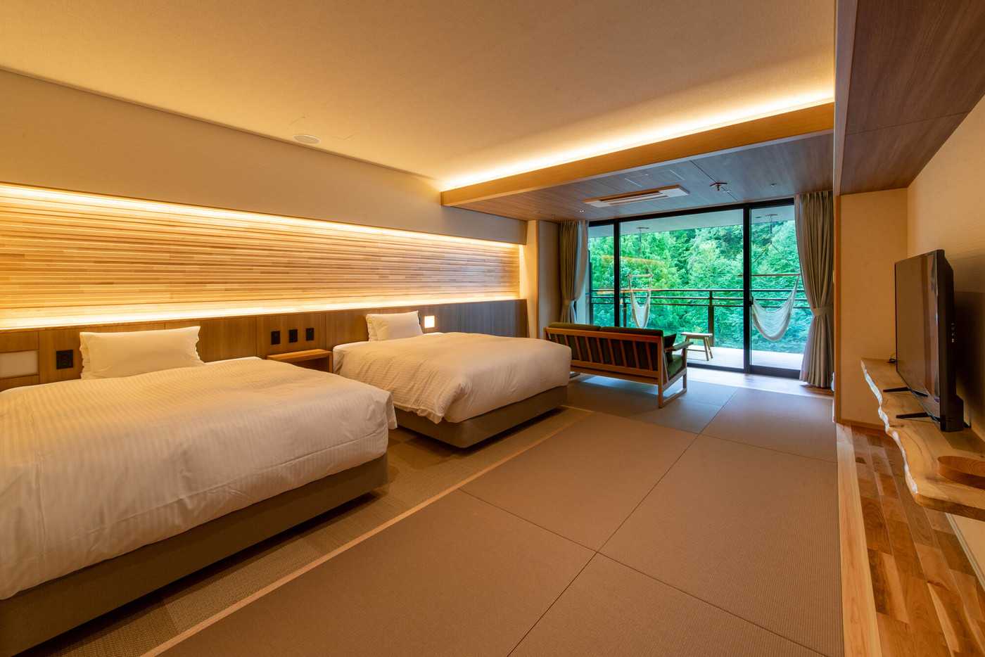 ハンモックに揺られて語り合う幸せ時間4269440