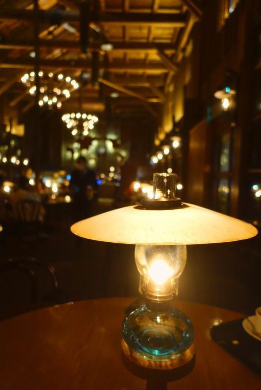 「三号館 北一ホール」は、小樽で100年以上続く老舗ガラス細工店「北一硝子」が手掛けるカフェ。照明は167個の石油ランプのみで、独特のノスタルジックな雰囲気を楽しめる / 1