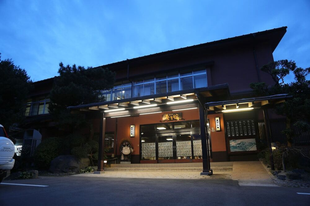 施設の正面 (日没後)