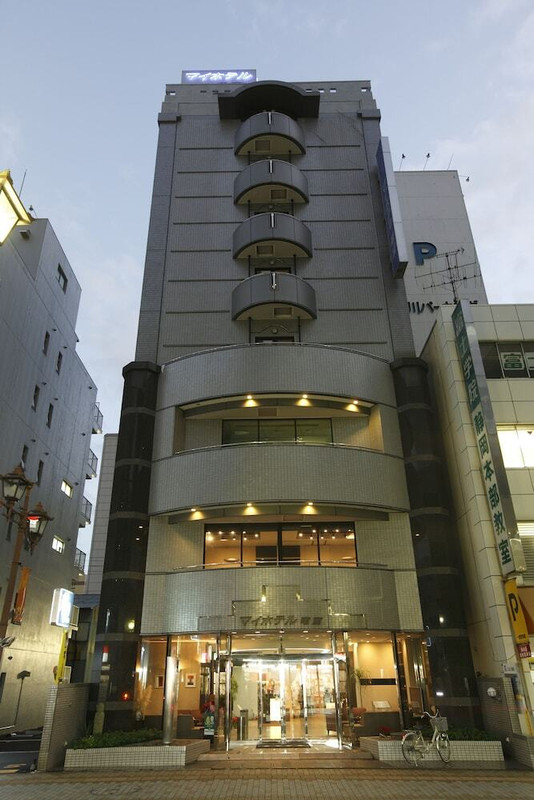 施設の正面 (日没後)