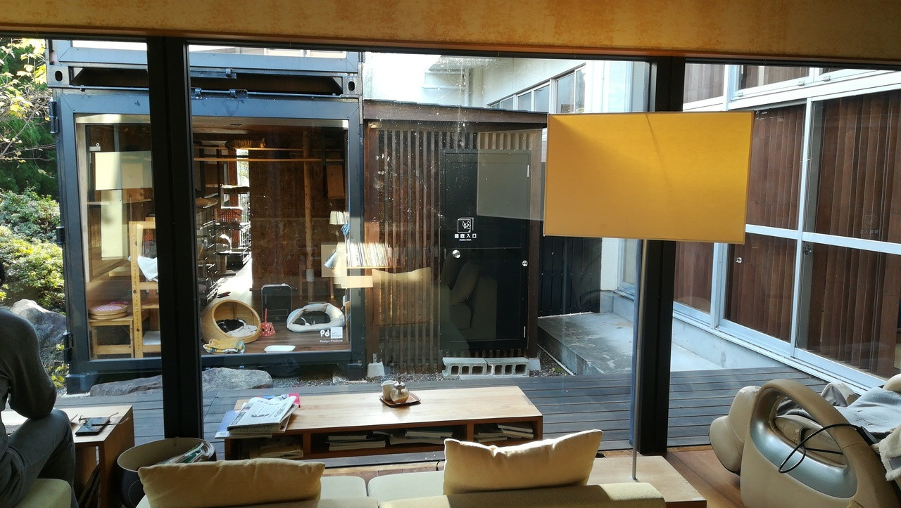 3. ふわふわの猫に癒される「てしま旅館」4087631