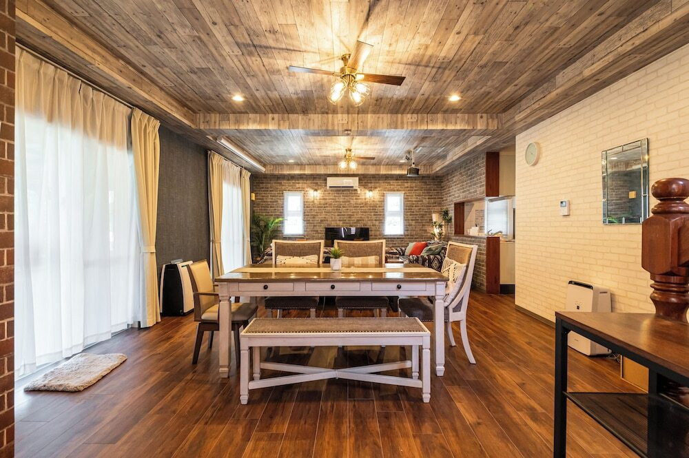 客室内のダイニングエリア