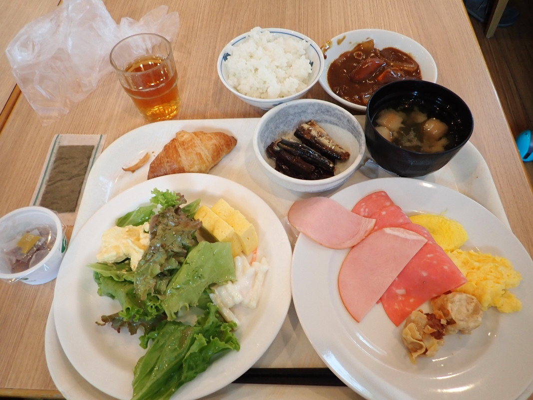 朝食バイキング。まあまあ美味しいです