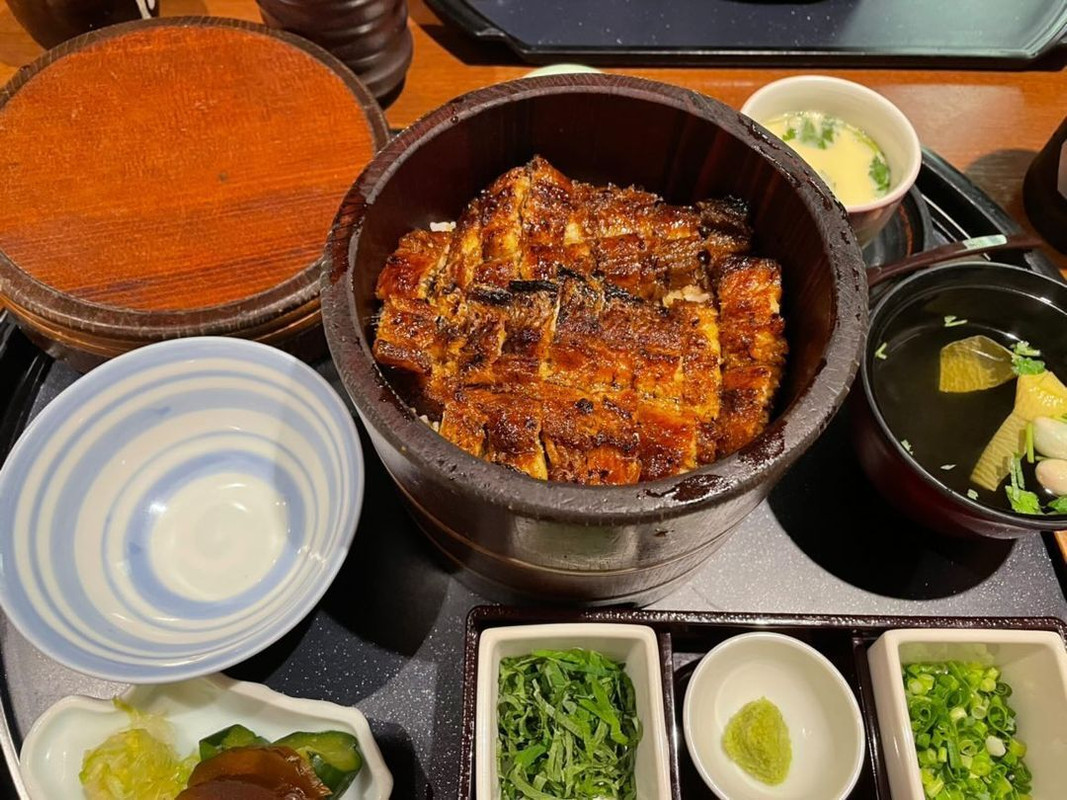 「まるや本店」のひつまぶし。薬味や漬物、肝吸い、お出汁が付いて、名古屋ならでは。ご飯を少し残して最後にお出汁をかけて食べるのが◎ / 1