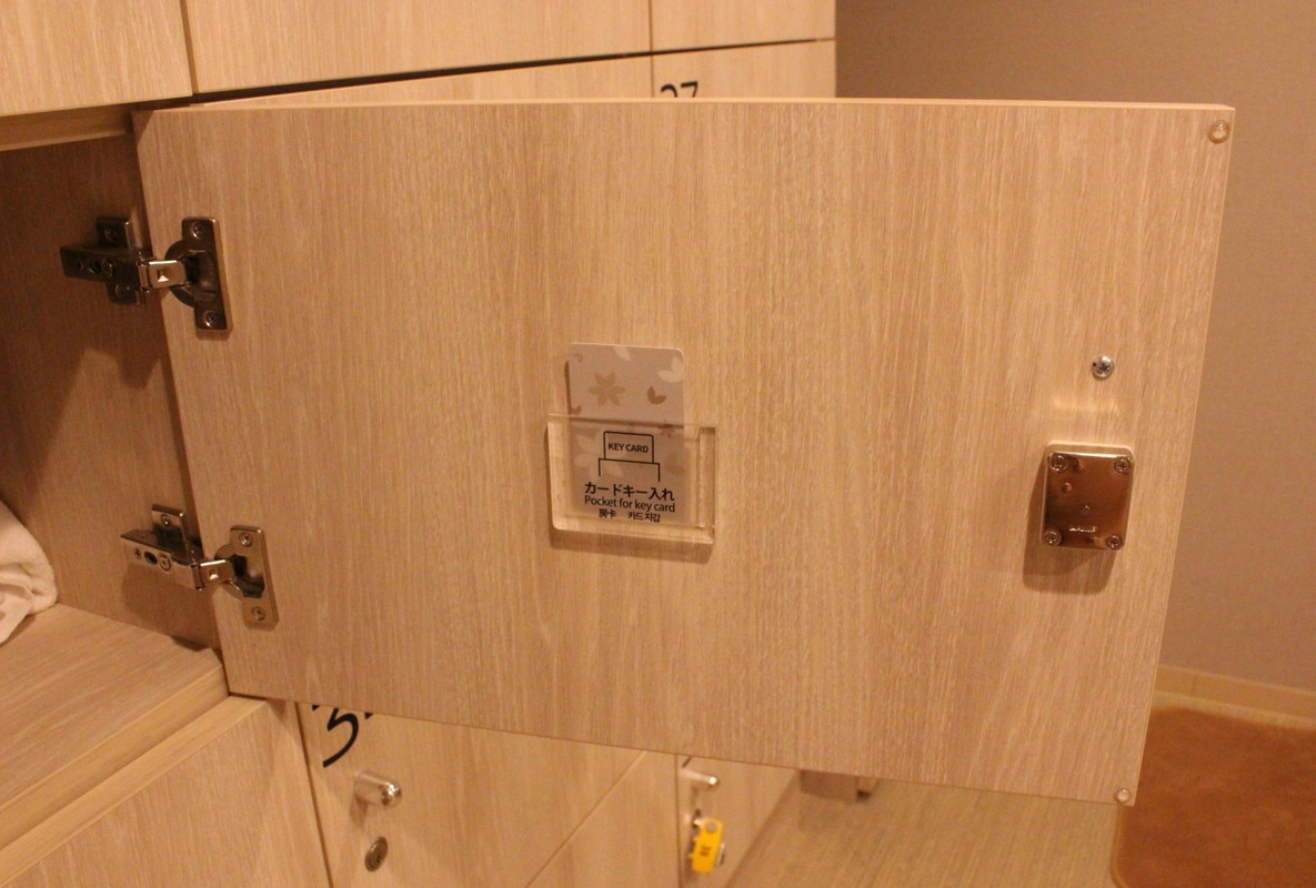 扉の裏にカードキーを入れるところがあります！