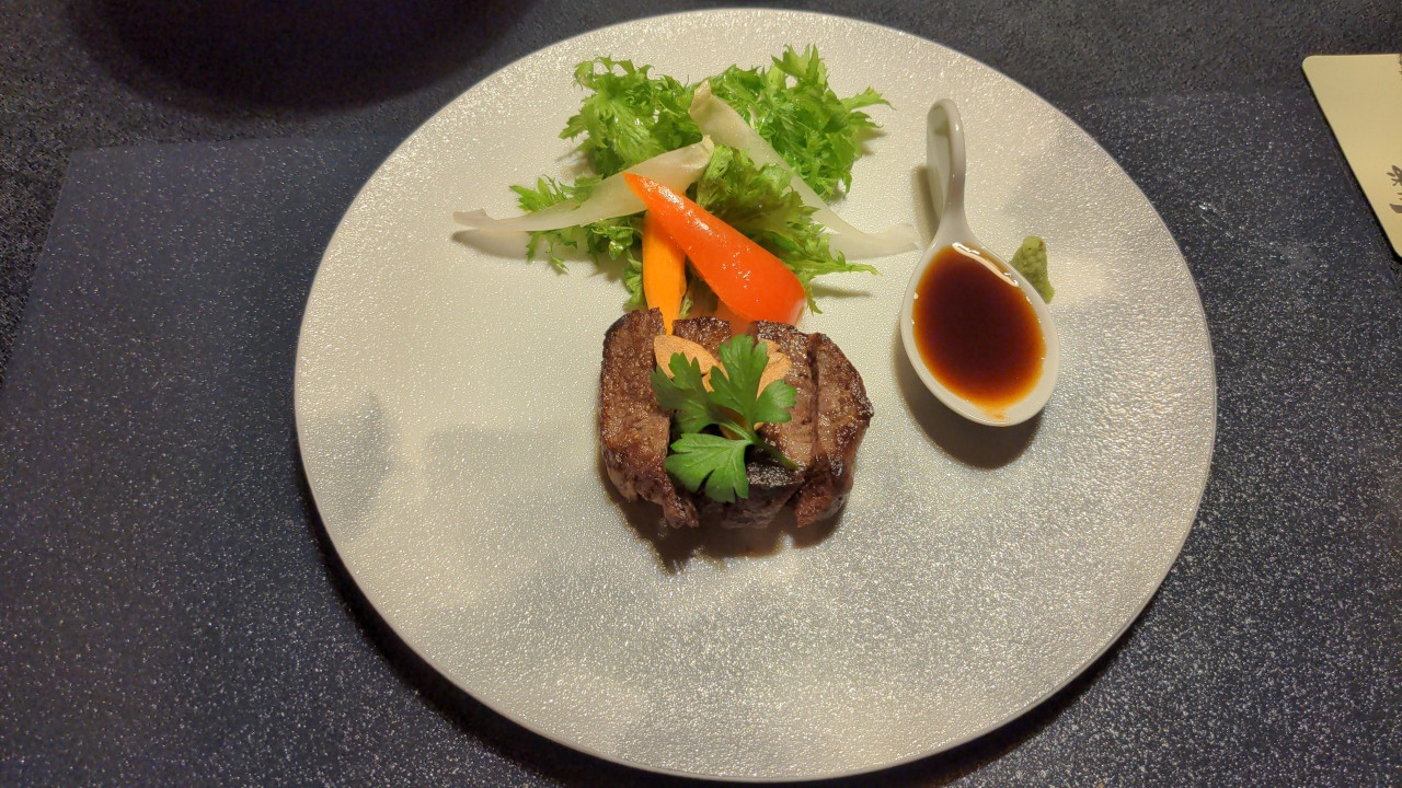 ステーキ。控えめな量