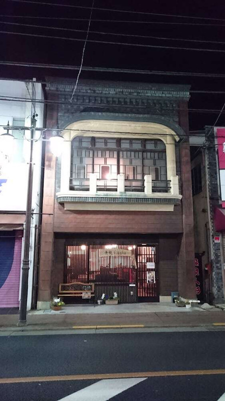 施設の正面 (日没後)