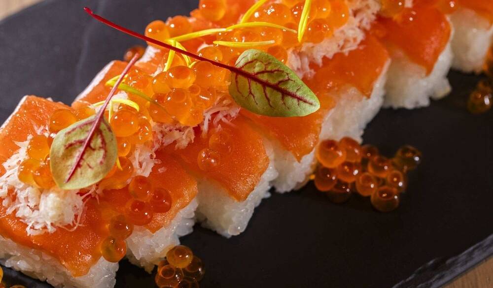 イクラ乗せサーモン押し寿司 / 1