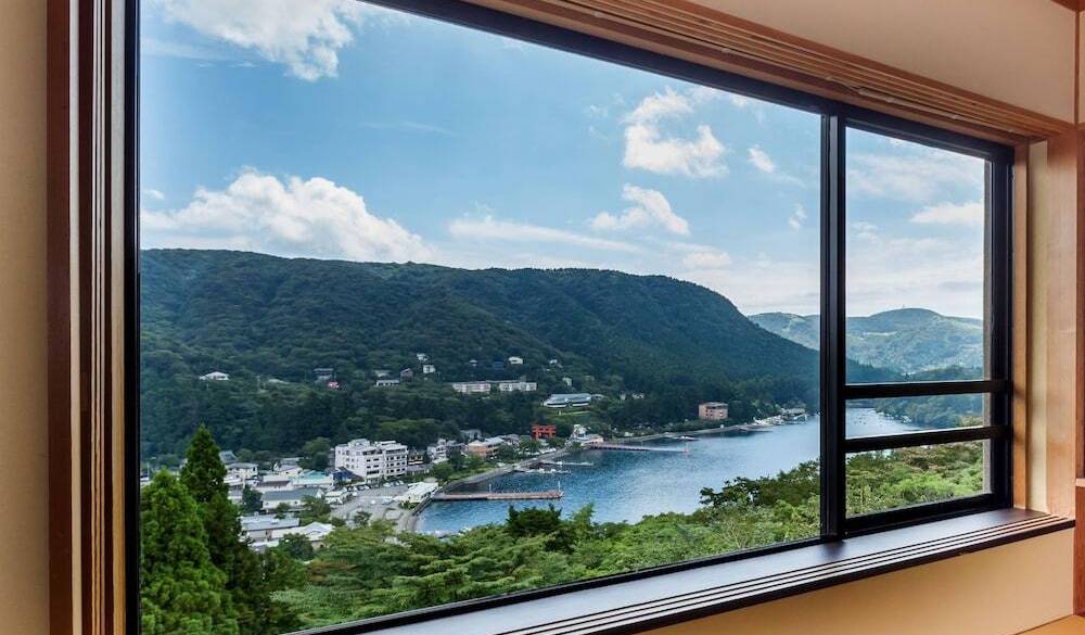 芦ノ湖ビューの客室で
のんびり寛ぐ / 3