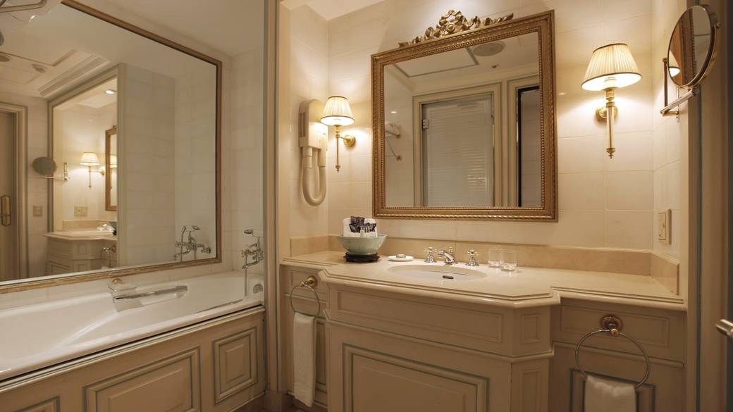 タワー館スイートのバスルーム例 / 2