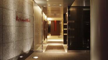 施設の入り口 / 18