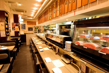「焼肉チャンピオン 恵比寿本店」内観 48617 料理人たちにおすすめ部位を聞きながら注文したい方はカウンター席がベスト！
