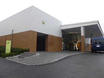 まずはチェックイン。出迎えてくれるのはロボットたち1092844