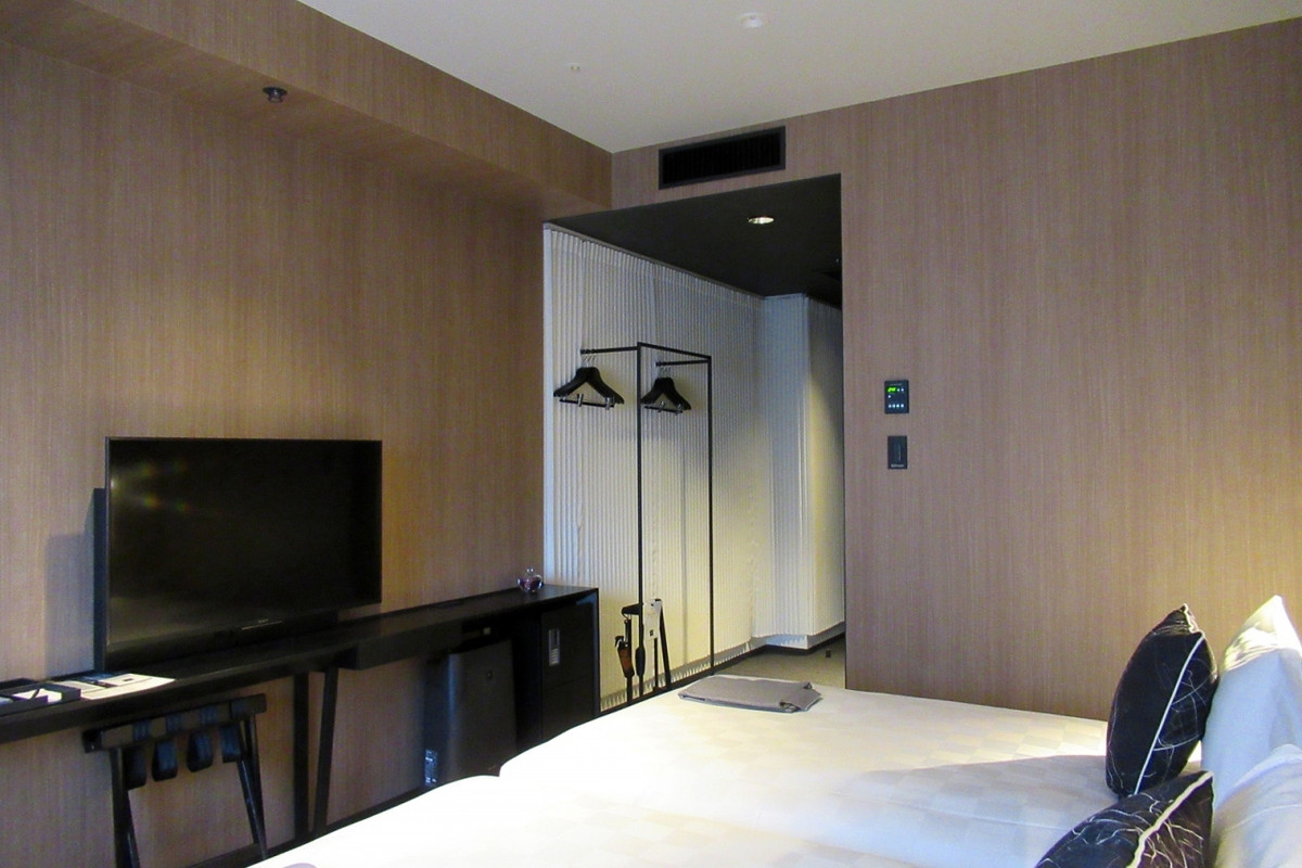 余分な装飾のないすっきりしたデザイン、テレビは43インチ