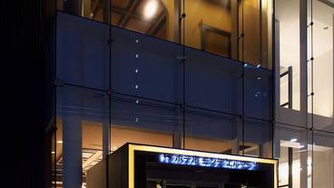 施設の正面 (日没後) / 1