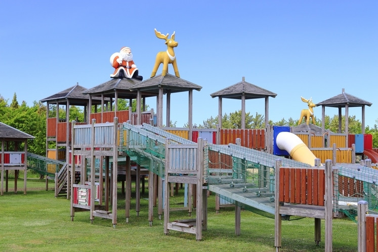 広大な敷地に、宿泊棟やログハウスが点在。大型遊具のある広場が楽しい！4761432