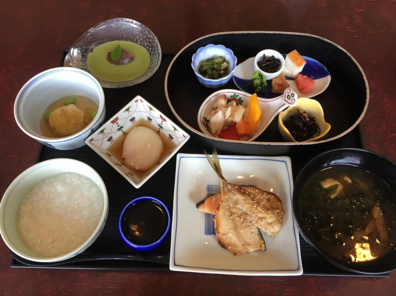 品数たっぷり。初島の海の幸を朝からいただく3233399