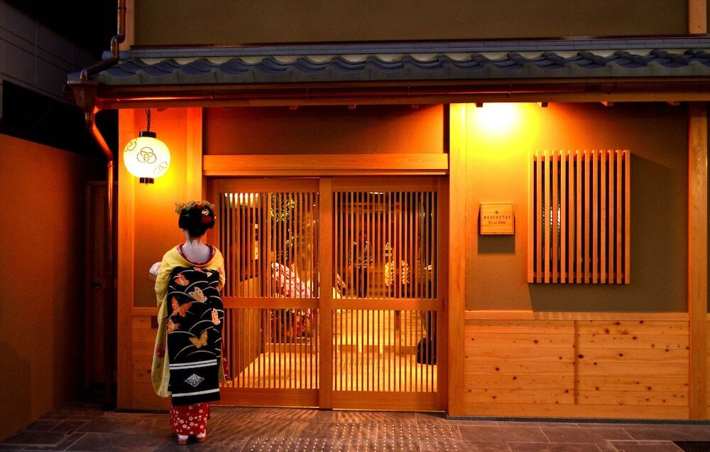 施設の正面 (日没後)