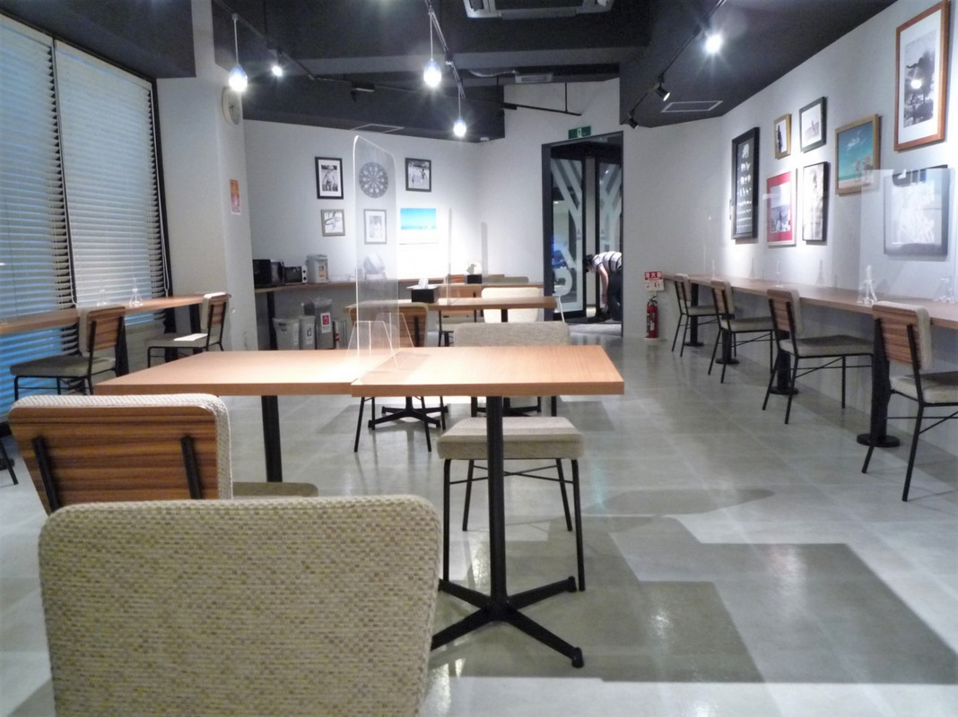 ラウンジは何もないシンプルさ