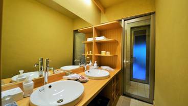 特別室 露天風呂付客室 桜の間／洗面台 / 3