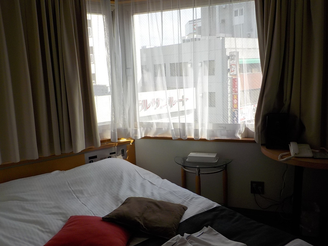 部屋は6階の東南隅でした。東と南側の窓が連続で眺望がよいです