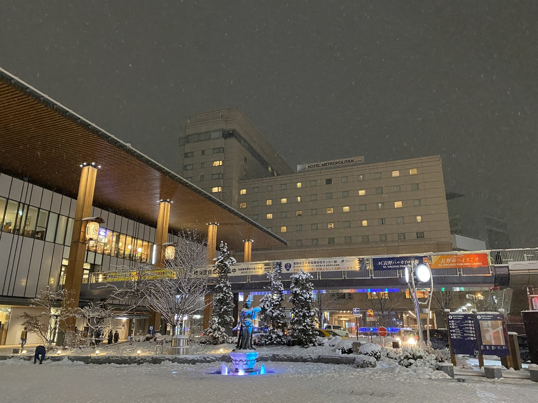 ロータリーからの眺め　駅の一部ですね