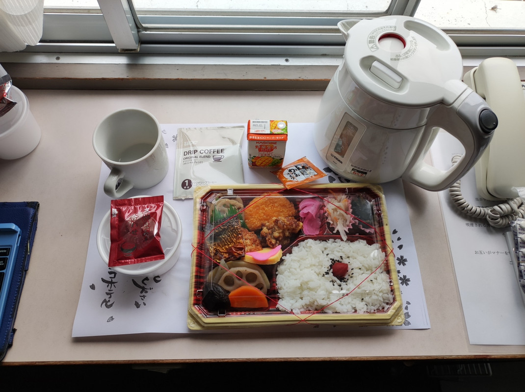 朝食はお弁当配布。部屋で食べるもよし、持って出るもよし。